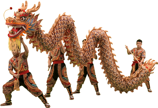 Artistas realizan la danza tradicional del dragón chino, sosteniendo una figura de dragón decorada con colores dorados y rojos durante una representación cultural.